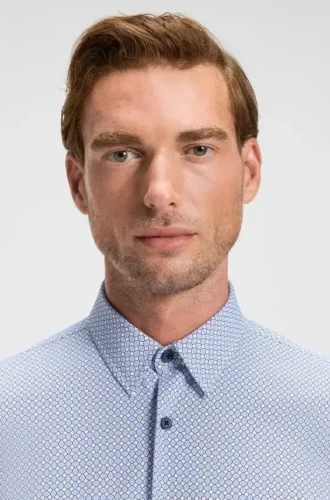 Skimrande skjorta i slim fit av stretchig funktionsjersey