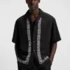 Skjorta i oversized-passform med broderat mönster