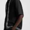 Skjorta i oversized-passform med broderat mönster