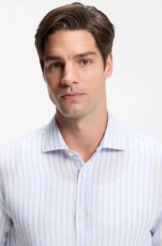 Skjorta med normal passform i randigt linne