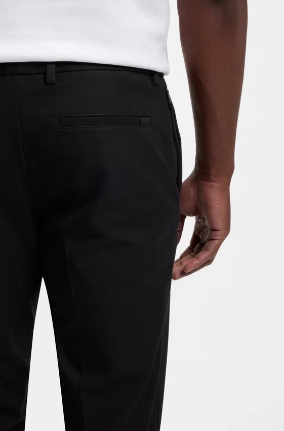 Slim fit-byxor i en stretchig bomullsblandning Slim fit-byxor i en stretchig bomullsblandning