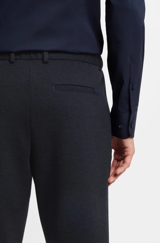 Slim fit-byxor i funktionsstretchtyg Slim fit-byxor i funktionsstretchtyg