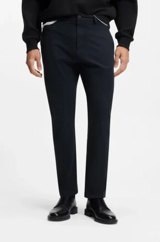Slim fit-byxor i stretchig bomullsgabardin