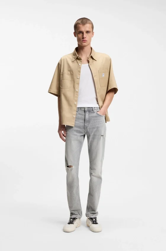 Slim fit-jeans i grå denim med slitna detaljer Slim fit-jeans i grå denim med slitna detaljer