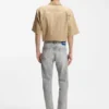 Slim fit-jeans i grå denim med slitna detaljer Slim fit-jeans i grå denim med slitna detaljer
