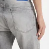 Slim fit-jeans i grå denim med slitna detaljer Slim fit-jeans i grå denim med slitna detaljer