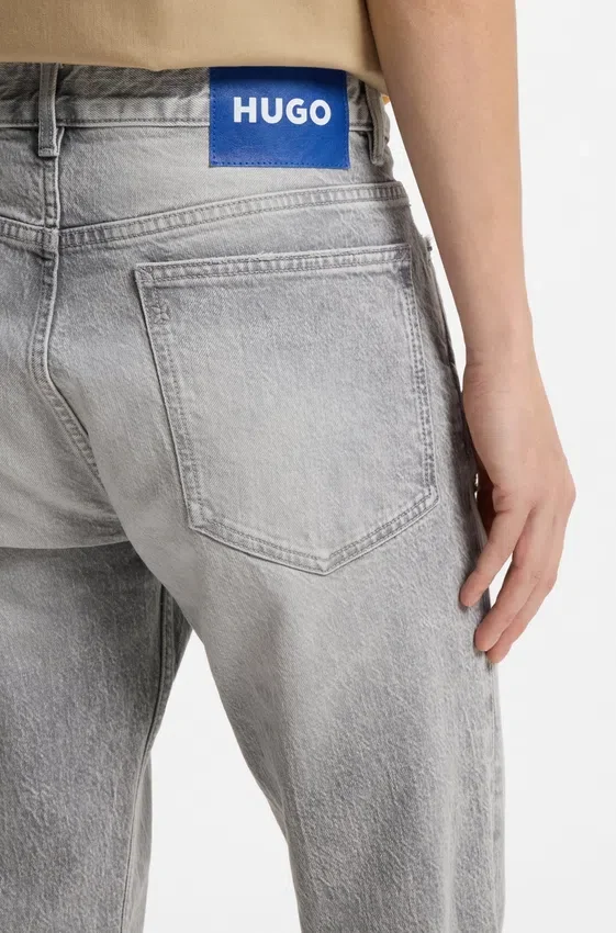 Slim fit-jeans i grå denim med slitna detaljer Slim fit-jeans i grå denim med slitna detaljer