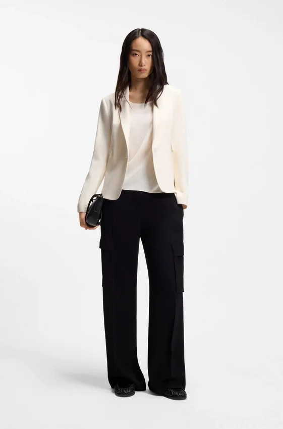 Slim fit-kavaj med sneda insnitt Slim fit-kavaj med sneda insnitt