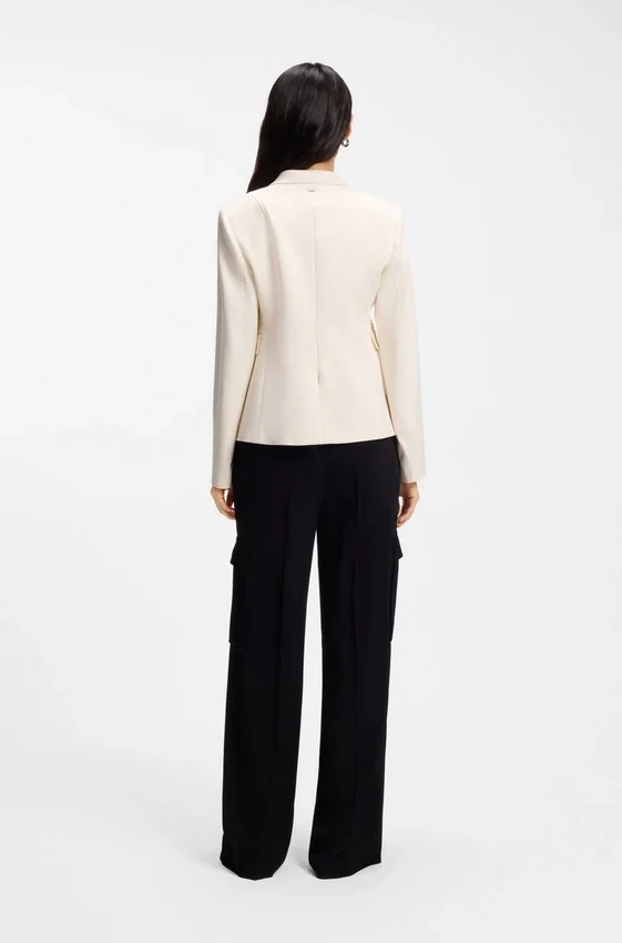 Slim fit-kavaj med sneda insnitt Slim fit-kavaj med sneda insnitt