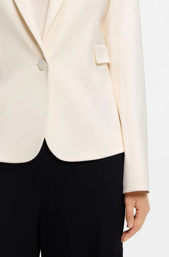 Slim fit-kavaj med sneda insnitt Slim fit-kavaj med sneda insnitt