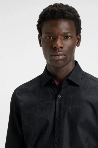 Slim fit-skjorta i bomull med jacquardmönster med staplade logotyper
