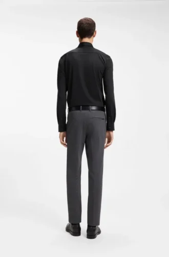 Slim fit-skjorta i funktionsstretch och strukturerad jersey