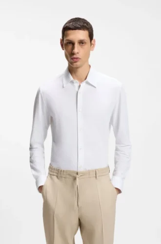 Slim fit-skjorta i italiensk funktionsstretch-seersucker