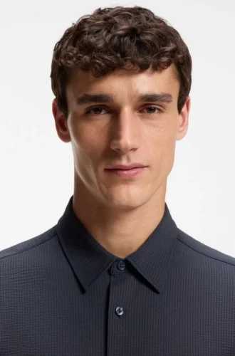 Slim fit-skjorta i italiensk funktionsstretch-seersucker