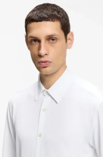 Slim fit-skjorta i italiensk funktionsstretch-seersucker