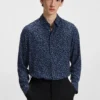Slim fit-skjorta i poplin med abstrakt tryck Slim fit-skjorta i poplin med abstrakt tryck