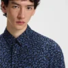 Slim fit-skjorta i poplin med abstrakt tryck Slim fit-skjorta i poplin med abstrakt tryck