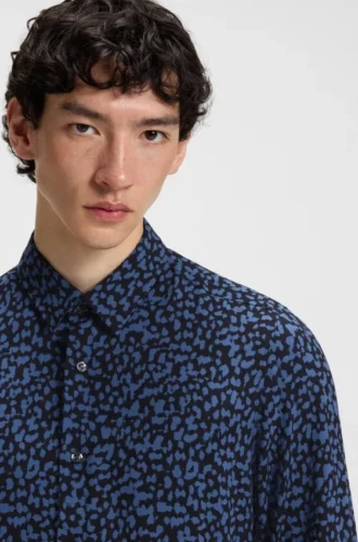 Slim fit-skjorta i poplin med abstrakt tryck