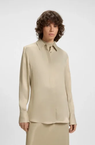 Smal passformad blus i satin