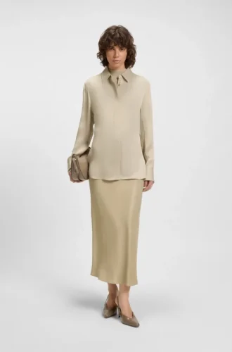 Smal passformad blus i satin