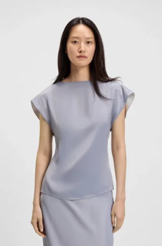 Smal passformad blus med draperad halsringning