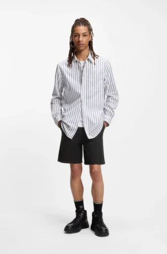 Smalpassade shorts i stretchig bomullstwill
