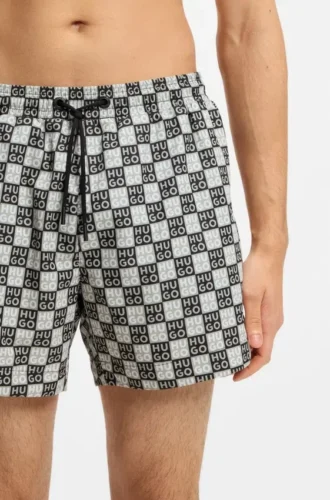 Snabbtorkande badshorts med rutmönster och staplade logotyper