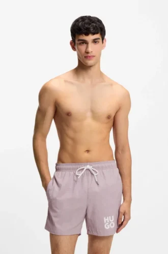 Snabbtorkande badshorts med tryckt staplat logo