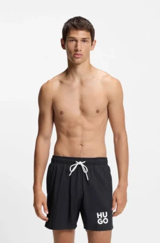 Snabbtorkande badshorts med tryckt staplat logo