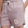Snabbtorkande badshorts med tryckt staplat logo