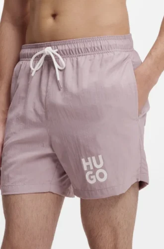 Snabbtorkande badshorts med tryckt staplat logo
