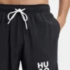 Snabbtorkande badshorts med tryckt staplat logo