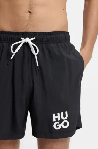 Snabbtorkande badshorts med tryckt staplat logo