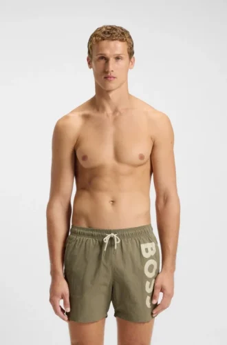 Snabbtorkande badshorts med vertikalt logotryck