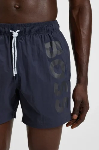 Snabbtorkande badshorts med vertikalt logotryck