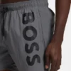Snabbtorkande badshorts med vertikalt logotryck