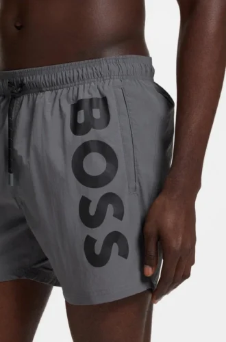 Snabbtorkande badshorts med vertikalt logotryck