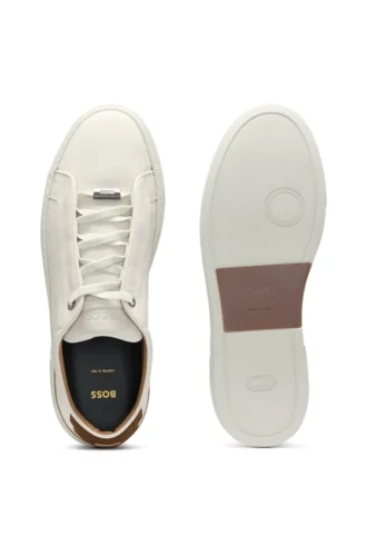 Sneakers i läder med bakflik i mocka