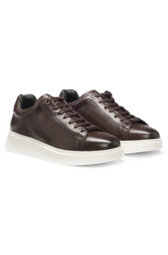 Sneakers i läder med gummisula