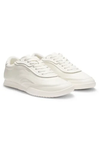 Sneakers i läder med präglad logotyp