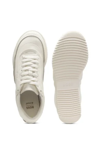Sneakers i läder med präglad logotyp