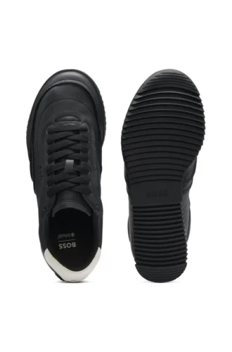 Sneakers i läder med präglad logotyp
