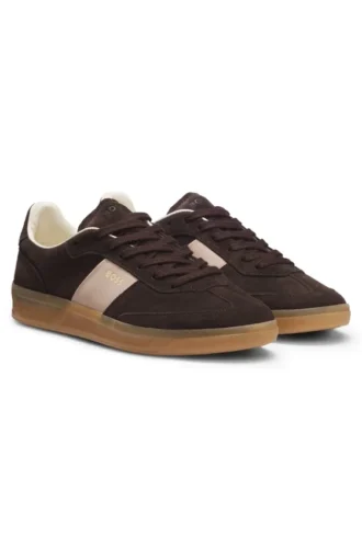 Sneakers i mocka med detaljer i slätt läder