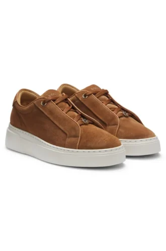 Sneakers i mocka med dold kilklack