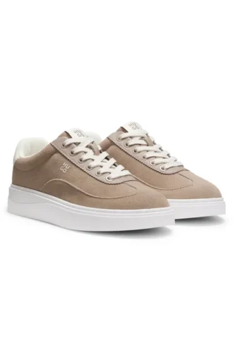 Sneakers i mocka med staplade logotyper
