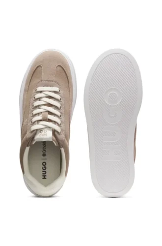 Sneakers i mocka med staplade logotyper