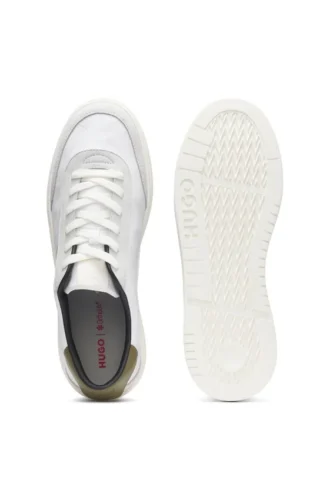 Sneakers med cupsole och guldtryckt logotyp