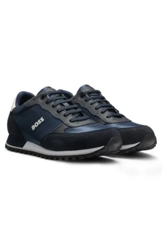 Sneakers med logodetaljer och detaljer i konstläder
