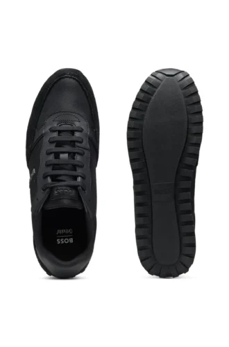 Sneakers med logodetaljer och detaljer i konstläder