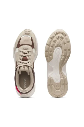 Sneakers med logotyp på bakre fliken och detaljer i öppen mesh